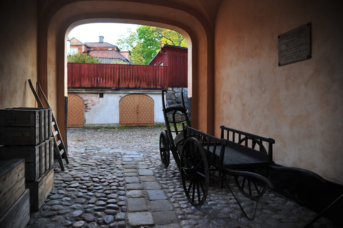  點(diǎn)擊圖片或使用鍵盤(pán)← →翻頁(yè)